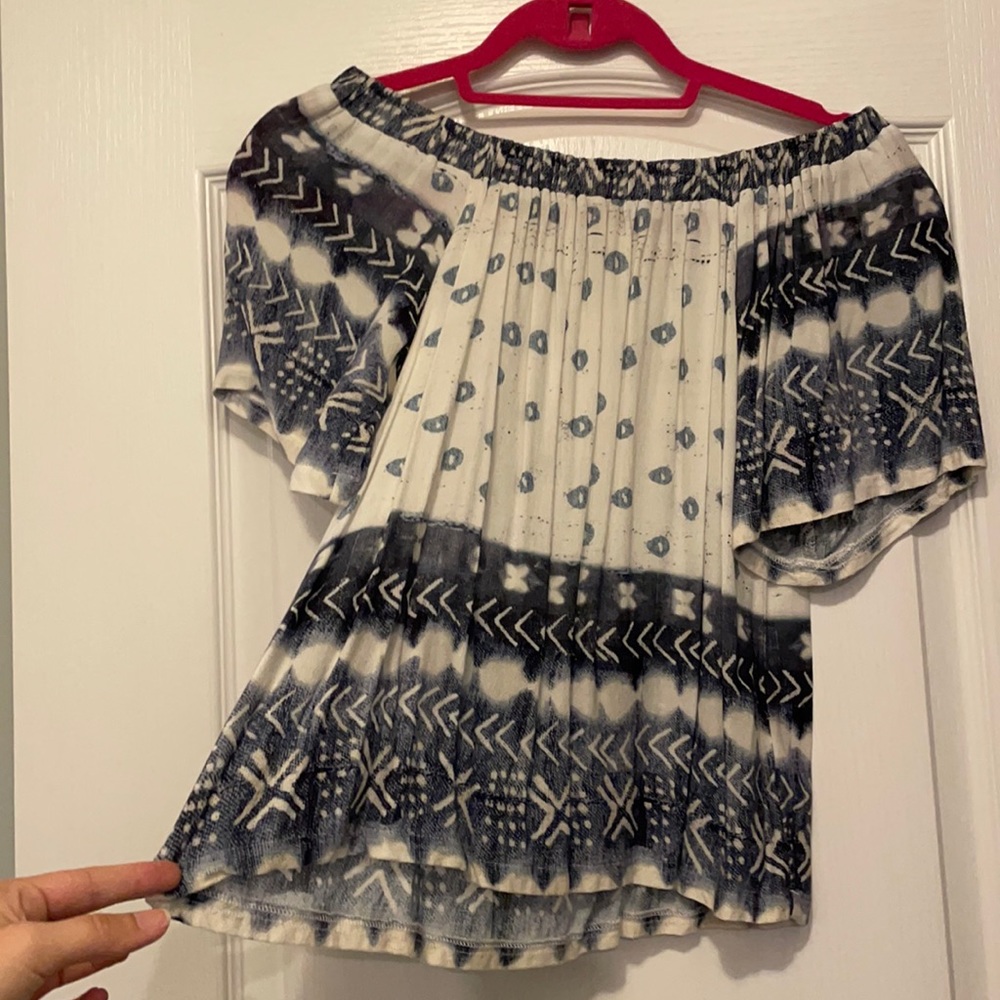 Off-the-shoulder pattern top